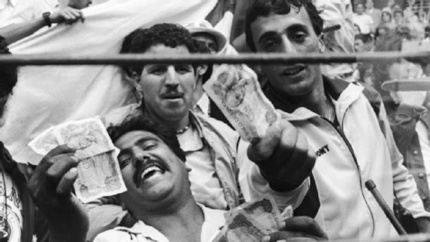 Aficionados celebrando con billetes en la mano durante el Mundial 1982