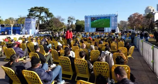 Fan Fest Plaza Seeber con hinchas alentando a la Selección Argentina