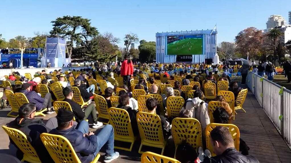 Fan Fest Plaza Seeber con hinchas alentando a la Selección Argentina