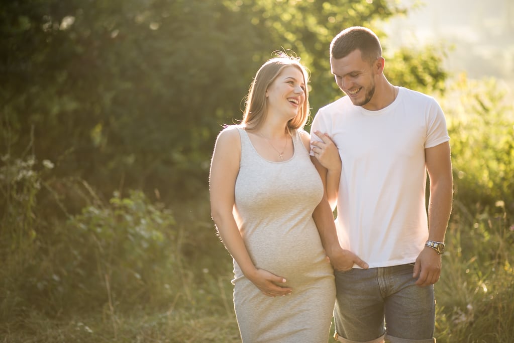 Pareja disfrutando de un viaje babymoon