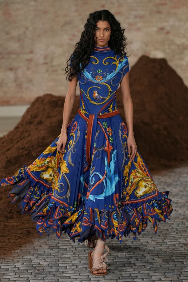 Modelo luciendo un vestido colorido de Moschino en una pasarela