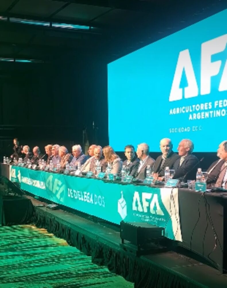 Mesa de oradores en el evento de la Federación Agraria Argentina con Andrea Sarnari al frente