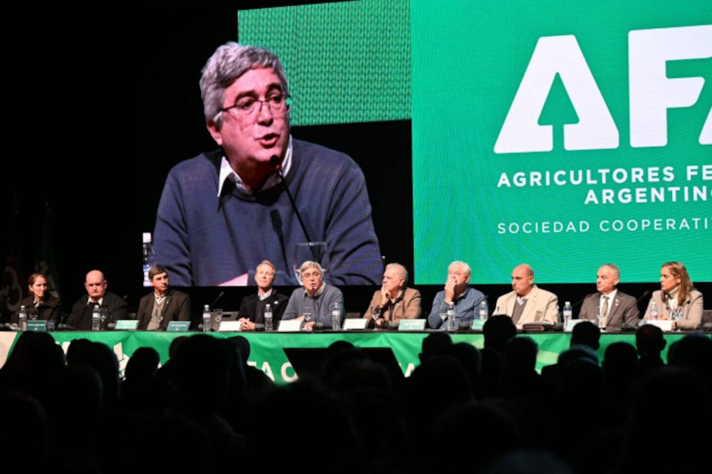 Andrea Sarnari hablando en un evento de la Federación Agraria Argentina en Rosario