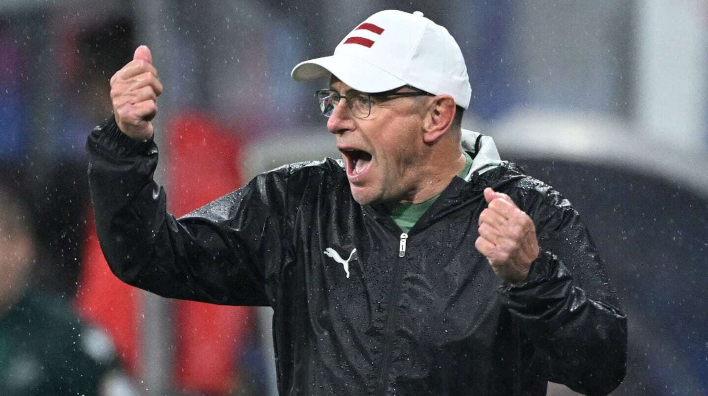Ralf Rangnick dirigiendo a la selección austríaca durante un partido de fútbol bajo la lluvia