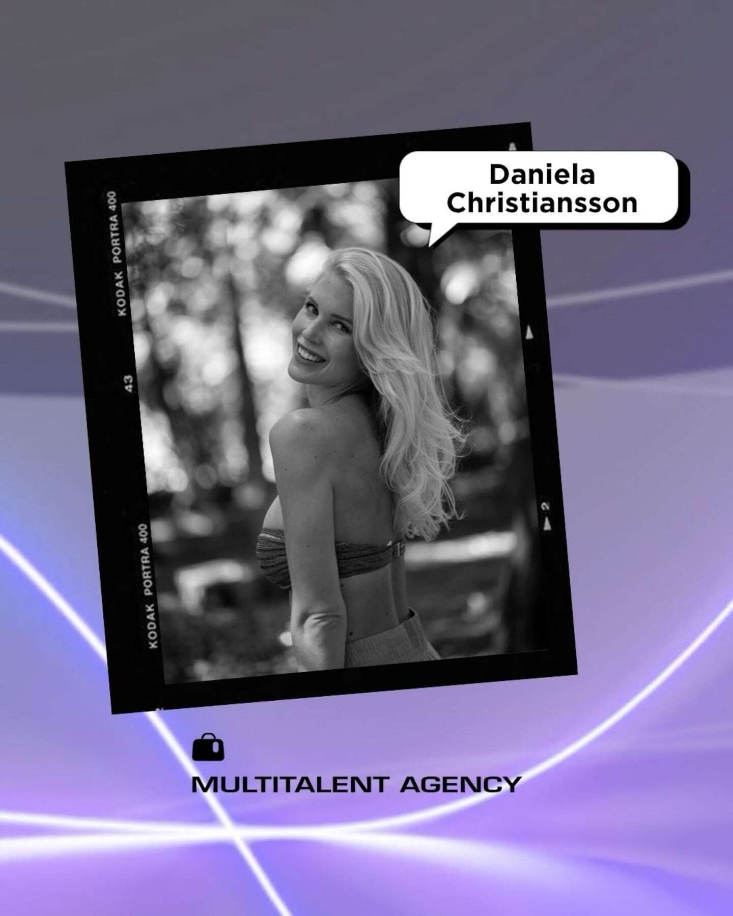 Daniela Christiansson sonriendo en una fotografía en blanco y negro