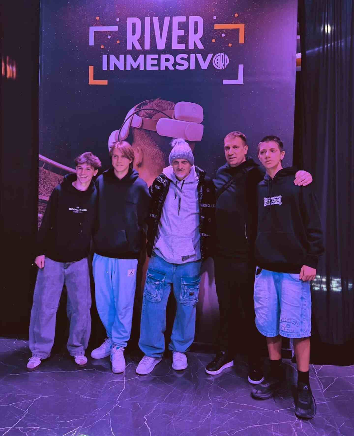 Daniela Christiansson con un grupo de jóvenes en un evento de River Inmersivo