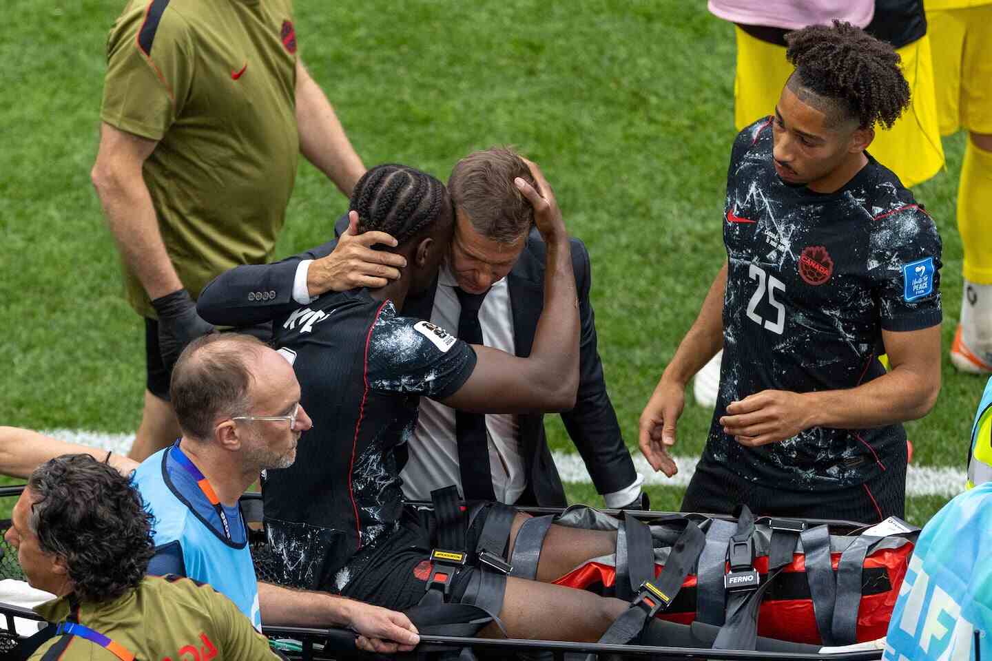 Abdukodir Khusanov se disculpa con un camarógrafo tras un accidente en el Mundial 2026