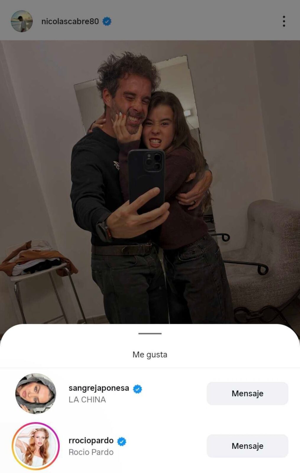 Nicolás Cabré y China Suárez posando juntos en un espejo