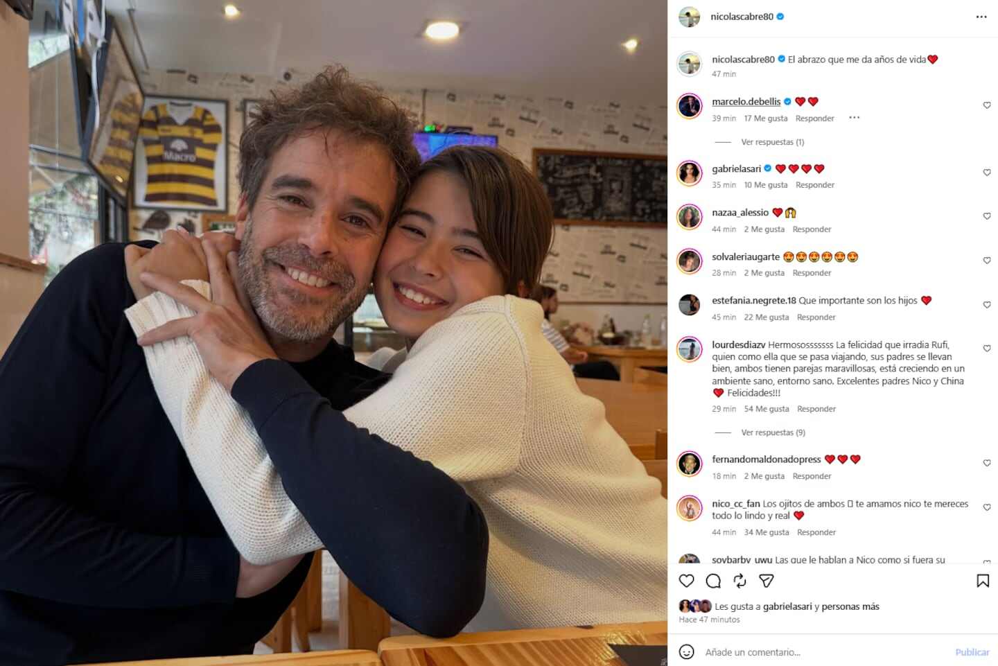 Nicolás Cabré sonríe abrazando a su hija Rufina en un ambiente familiar