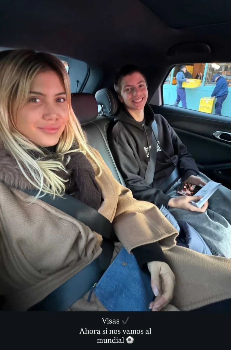 Wanda Nara y la China Suárez en un automóvil durante un evento escolar
