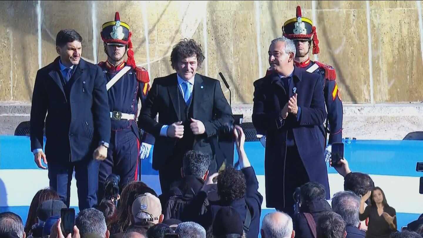 Javier Milei en un evento político con seguidores y seguridad en la Casa Rosada