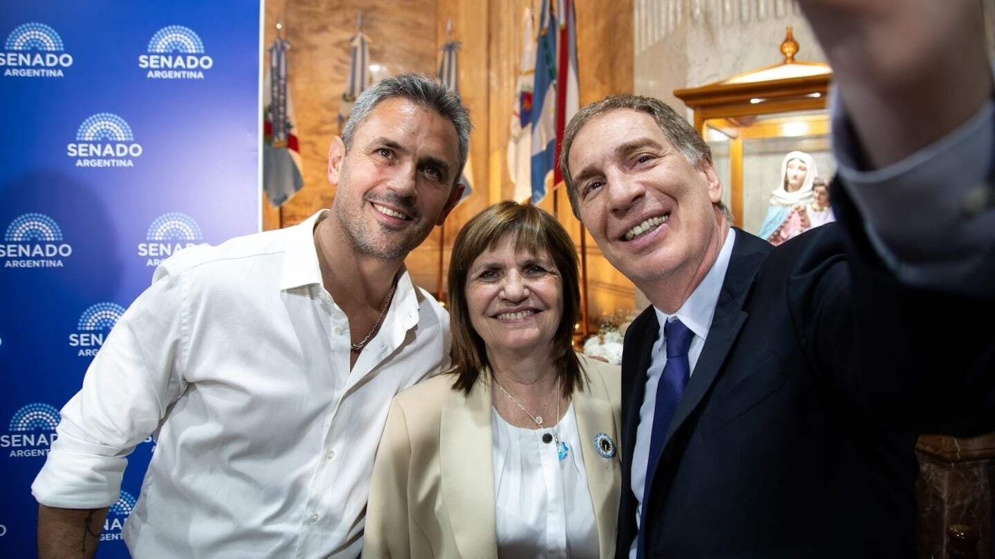Tres personas posando para una selfie en un evento político en Argentina
