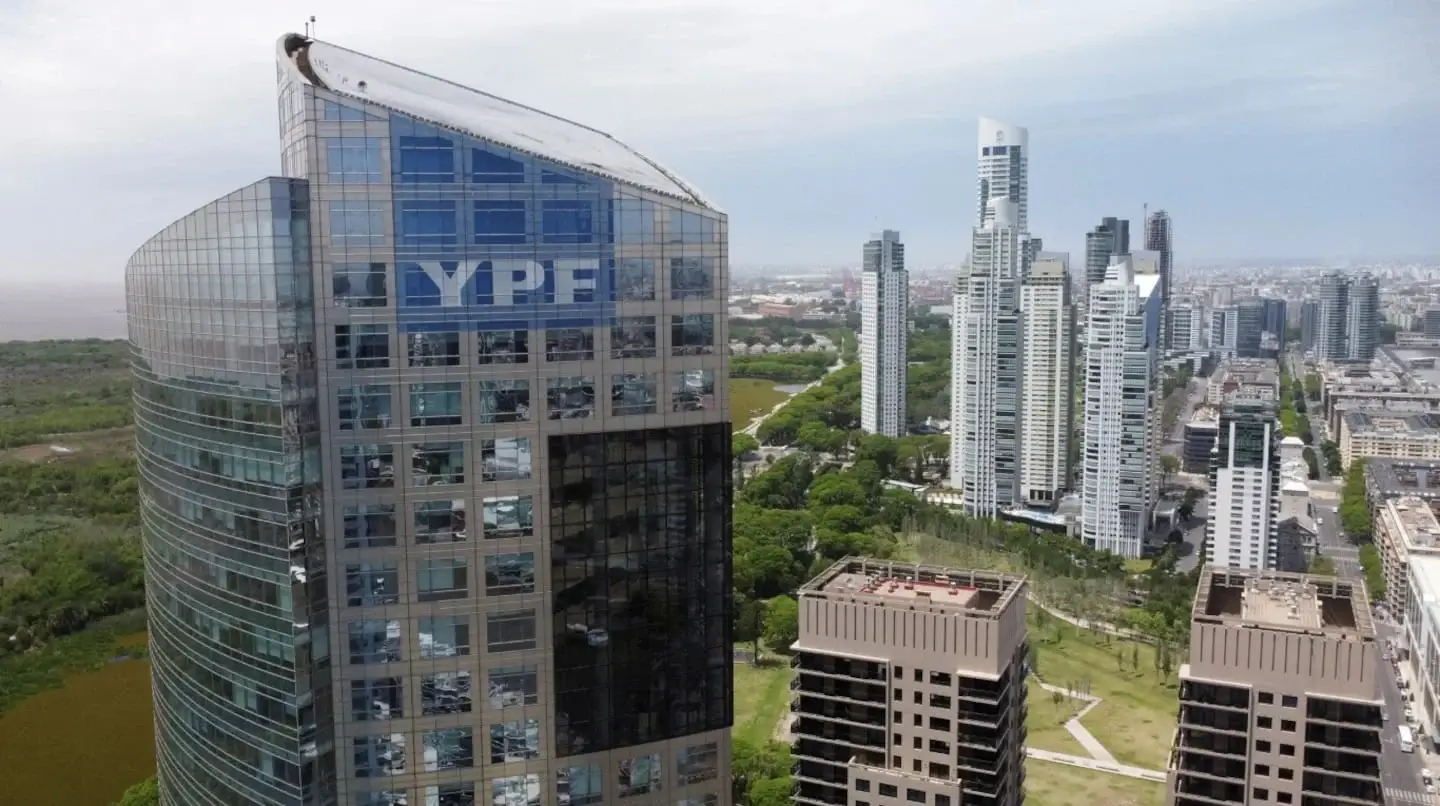 Vista aérea de edificios modernos en Buenos Aires, incluyendo la sede de YPF