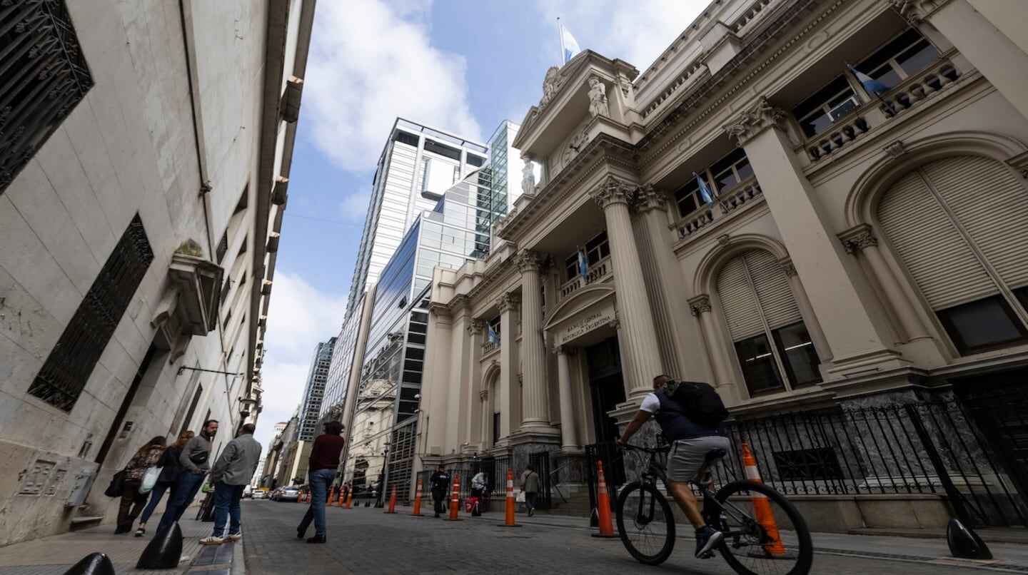 Vista de la calle con edificios financieros en Buenos Aires, Argentina