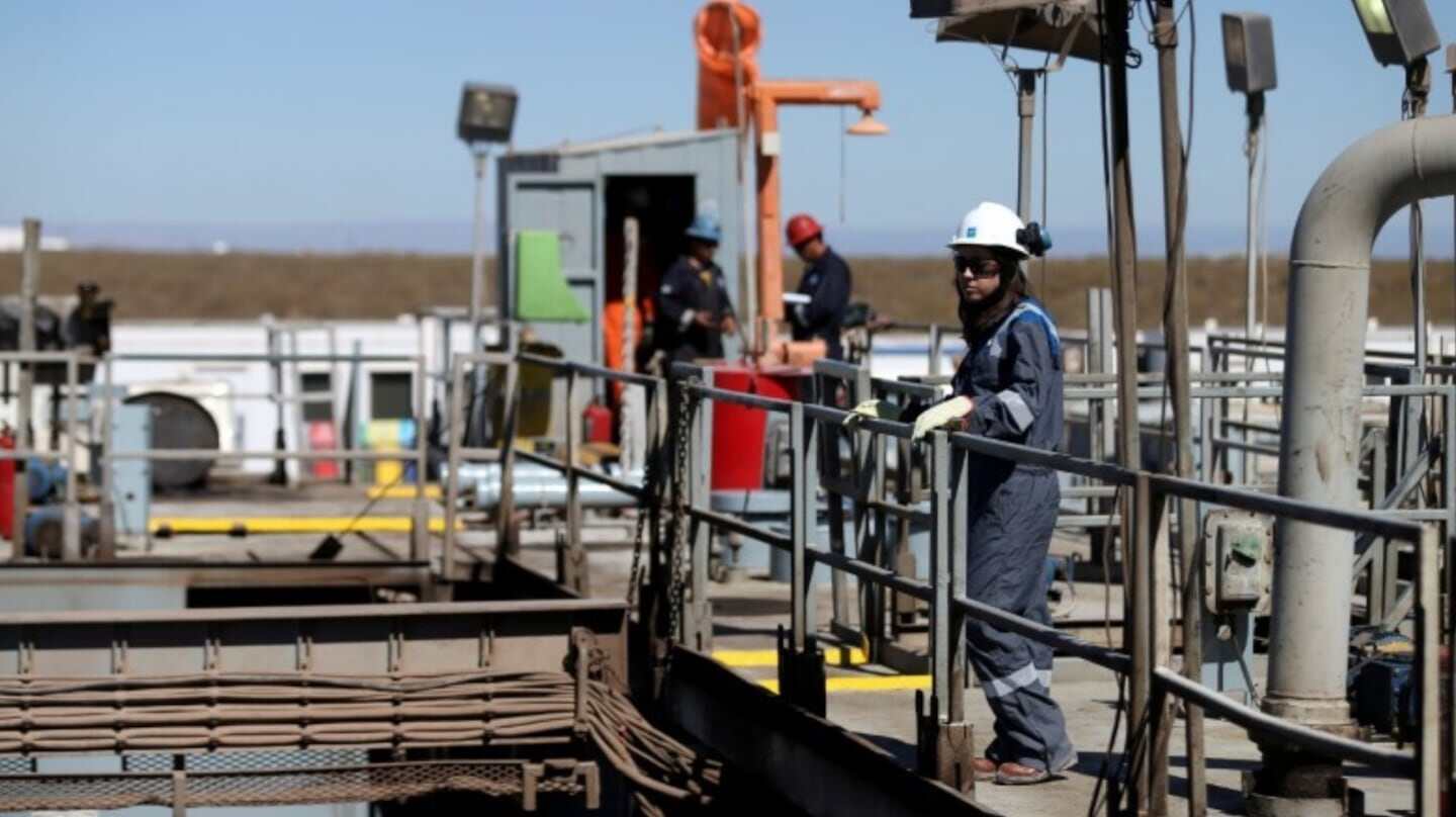 Trabajadores en una planta de gas natural licuado en Argentina