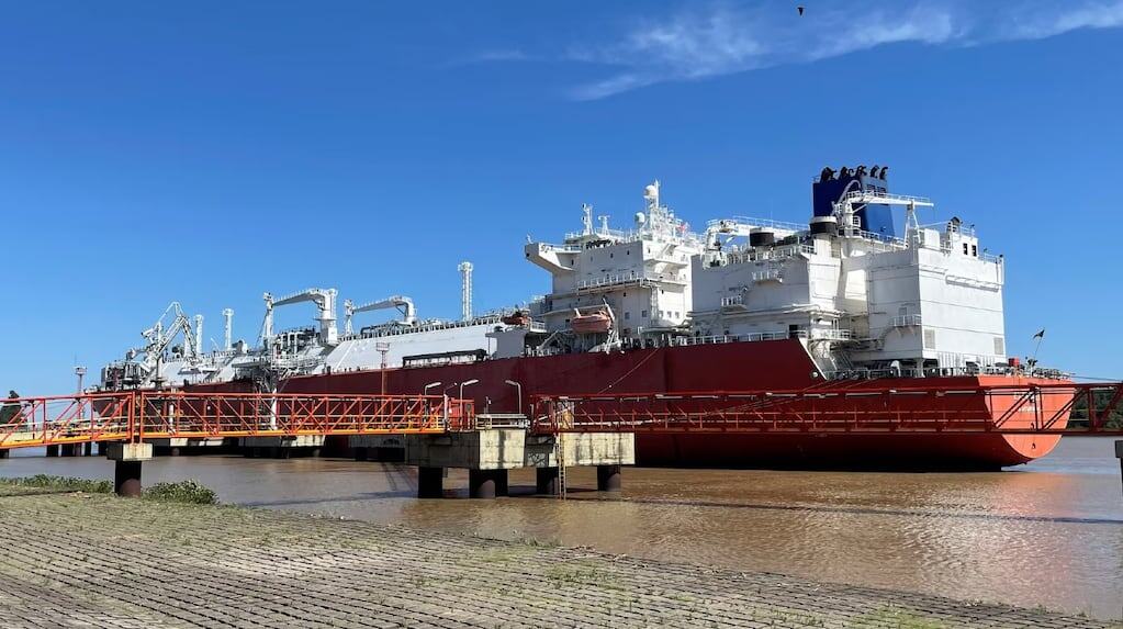 Barco de gas natural licuado en el puerto de Escobar