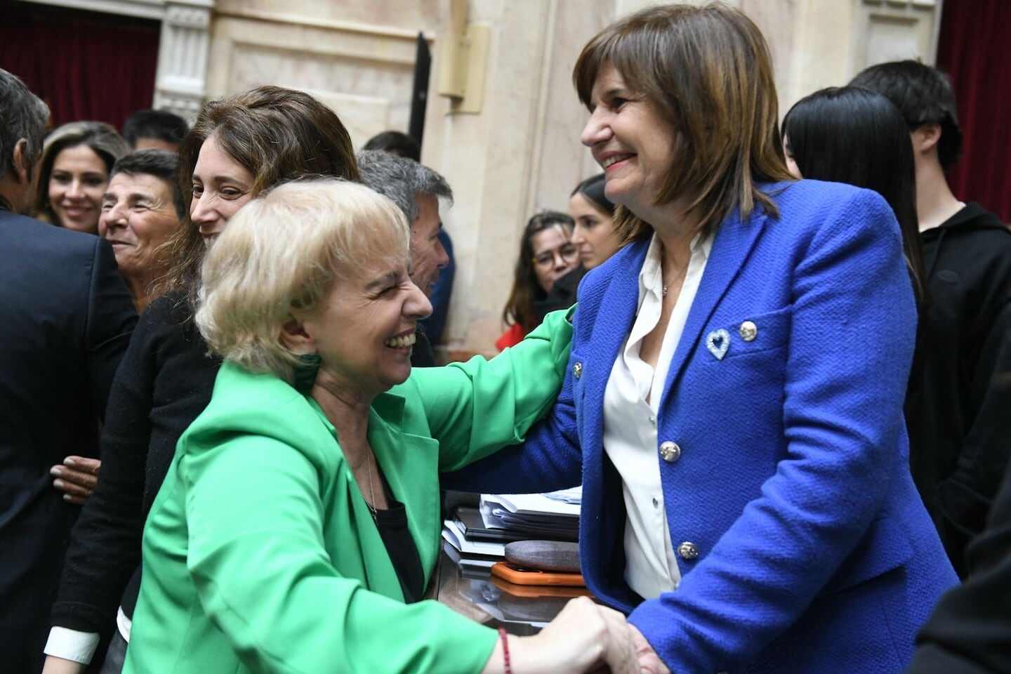 Dos diputadas argentinas celebran en la Cámara de Diputados tras la aprobación de proyectos clave