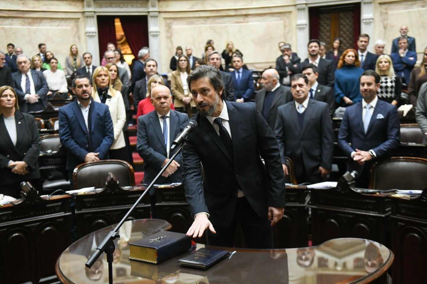 Un legislador en la Cámara de Diputados de Argentina presenta un proyecto de ley
