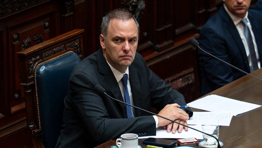 Manuel Adorni en una conferencia de prensa