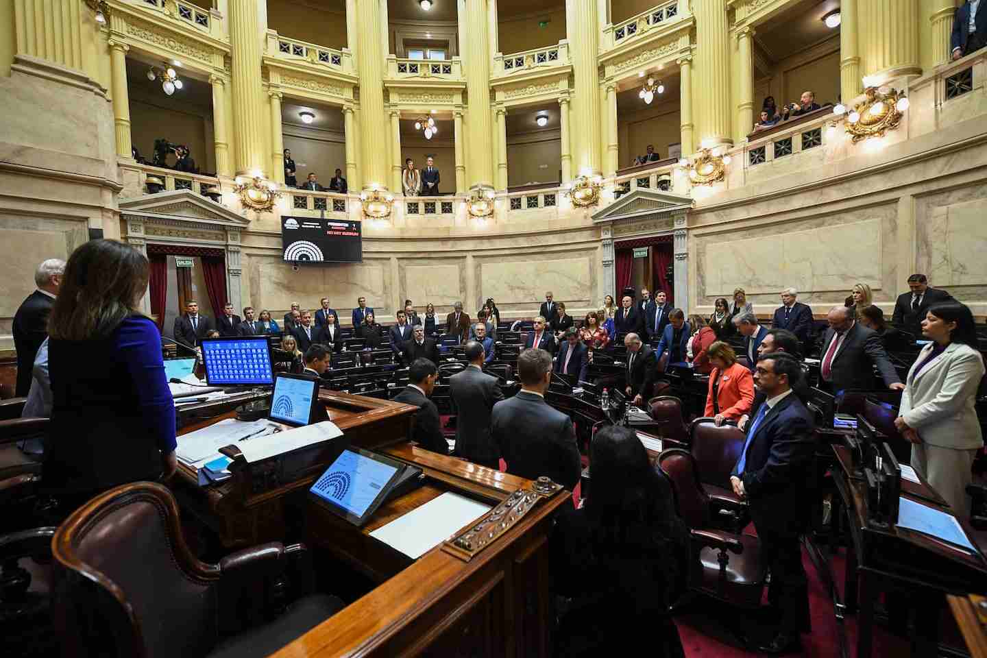 Sesión en el Congreso argentino con legisladores de pie en un ambiente tenso
