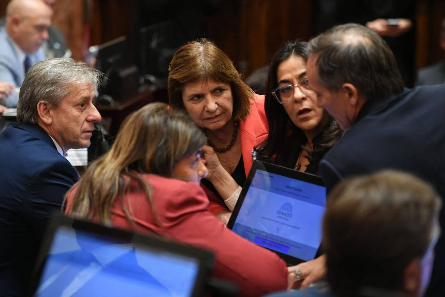 Miembros del Senado argentino discutiendo en una sesión