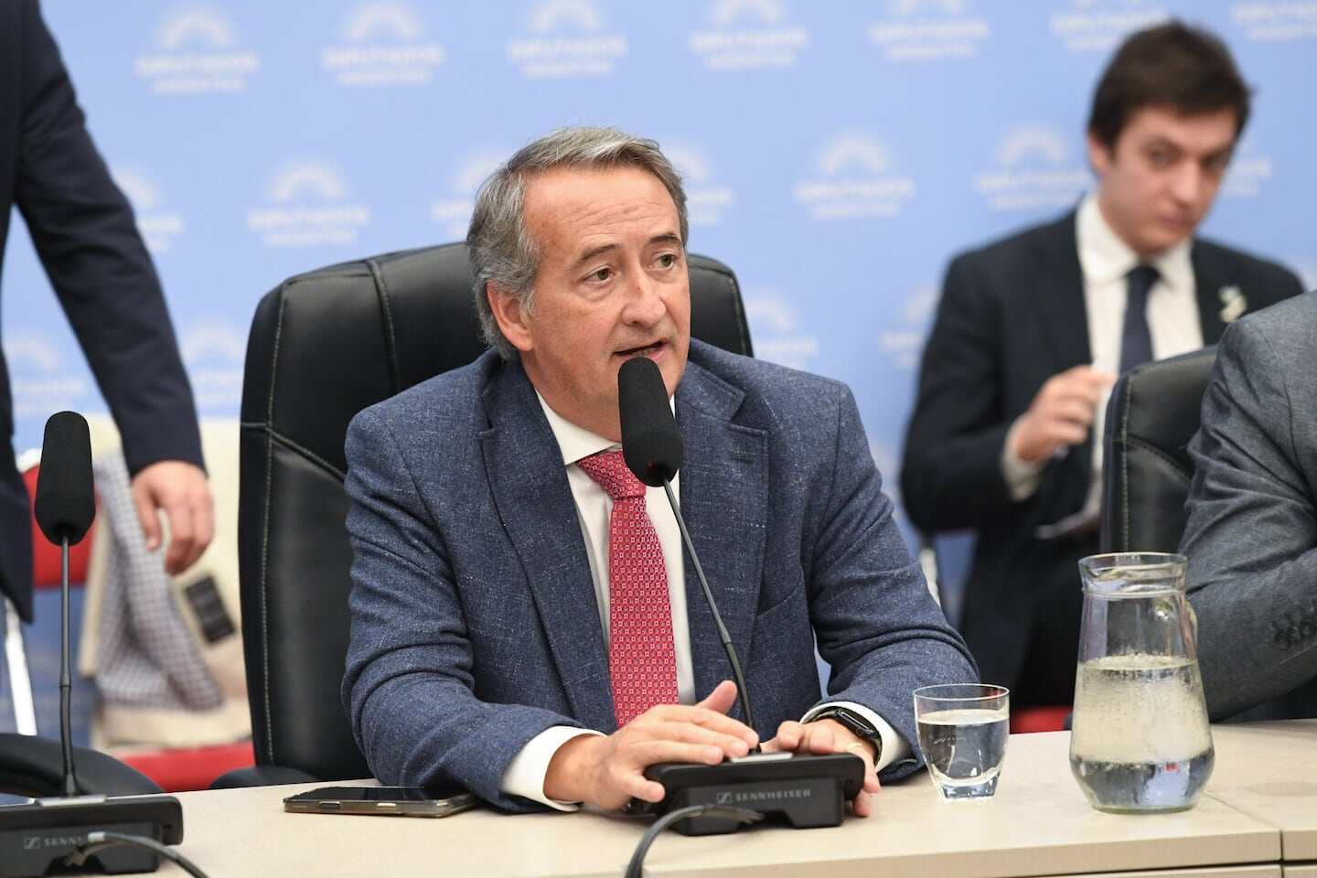 Manuel Adorni hablando en una reunión del Senado