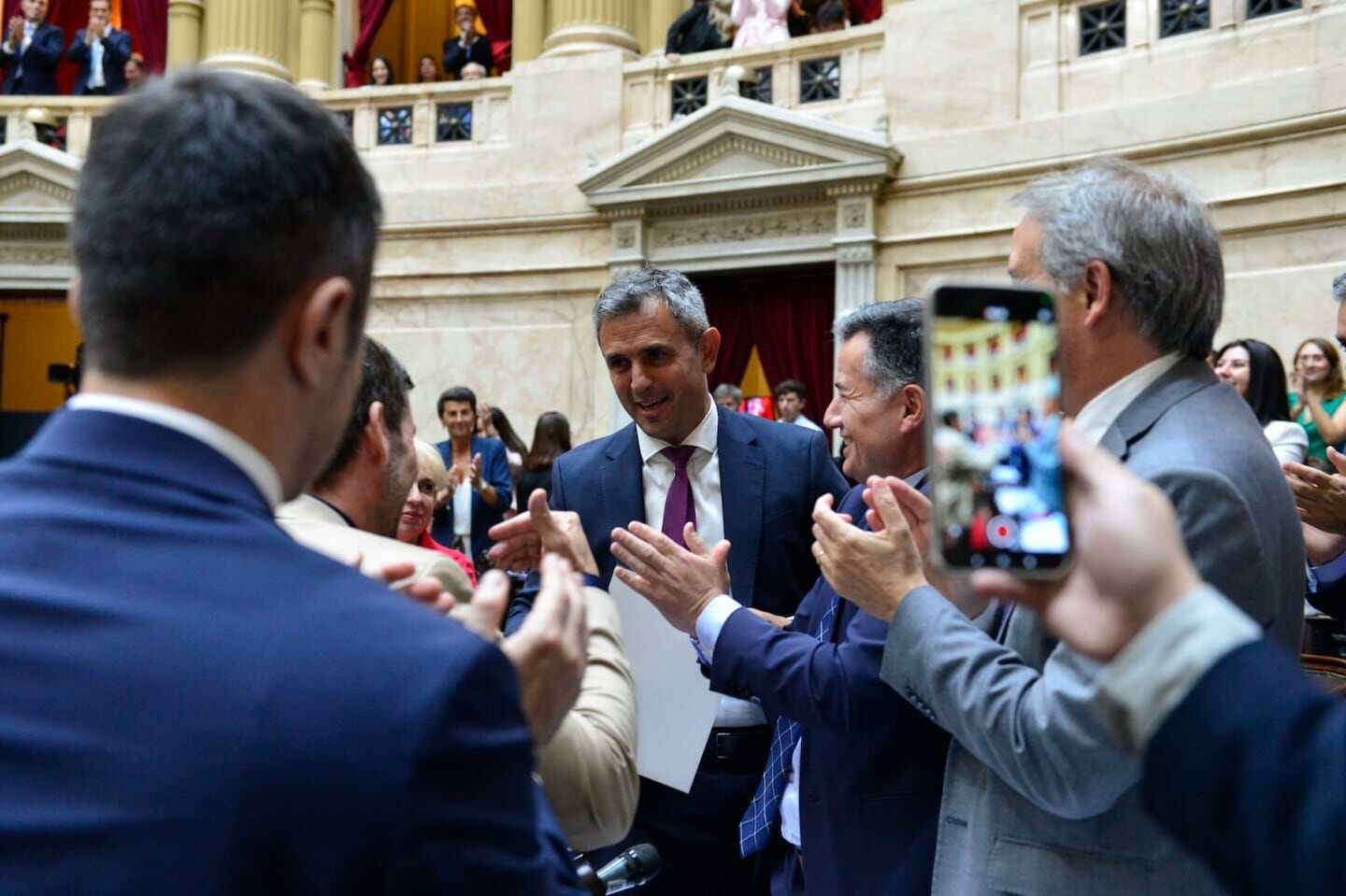 El ministro Manuel Adorni recibe aplausos en el Congreso durante una sesión legislativa