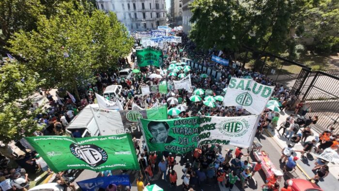 Manifestación de trabajadores del Estado con banderas de ATE en la calle