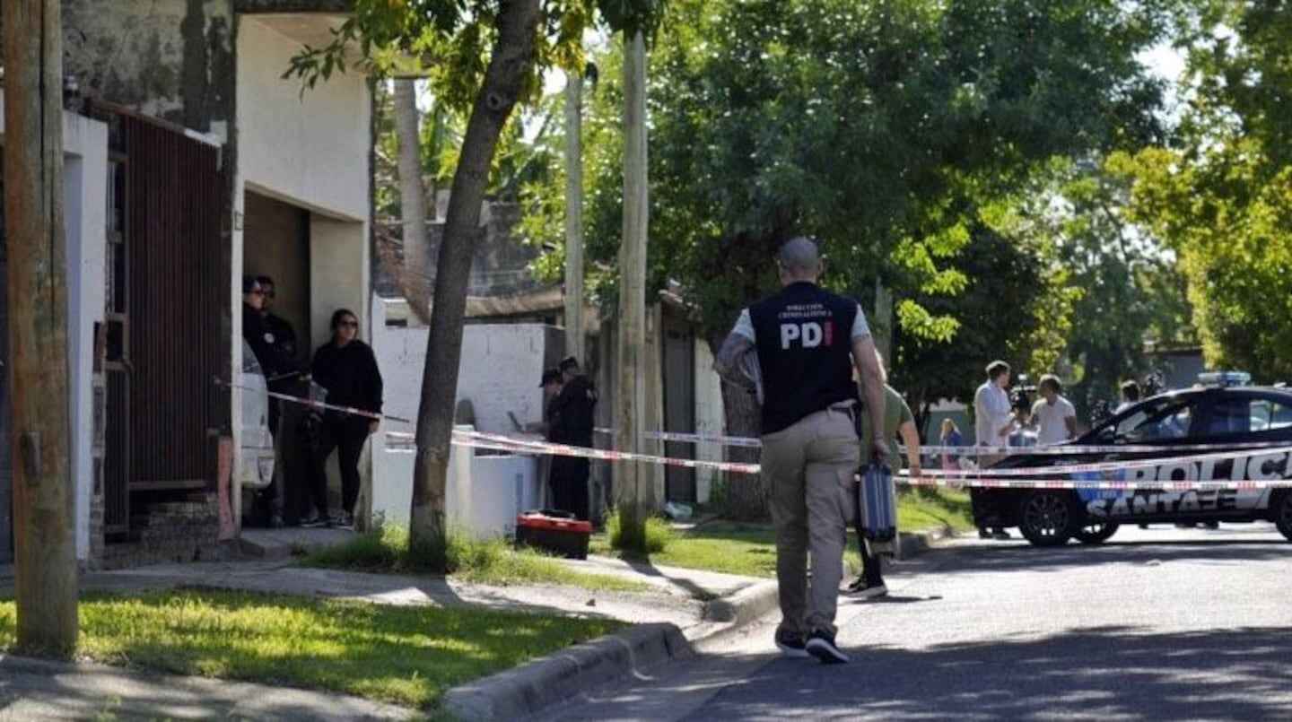 Escena del crimen en Santa Fe con presencia policial y cinta de seguridad