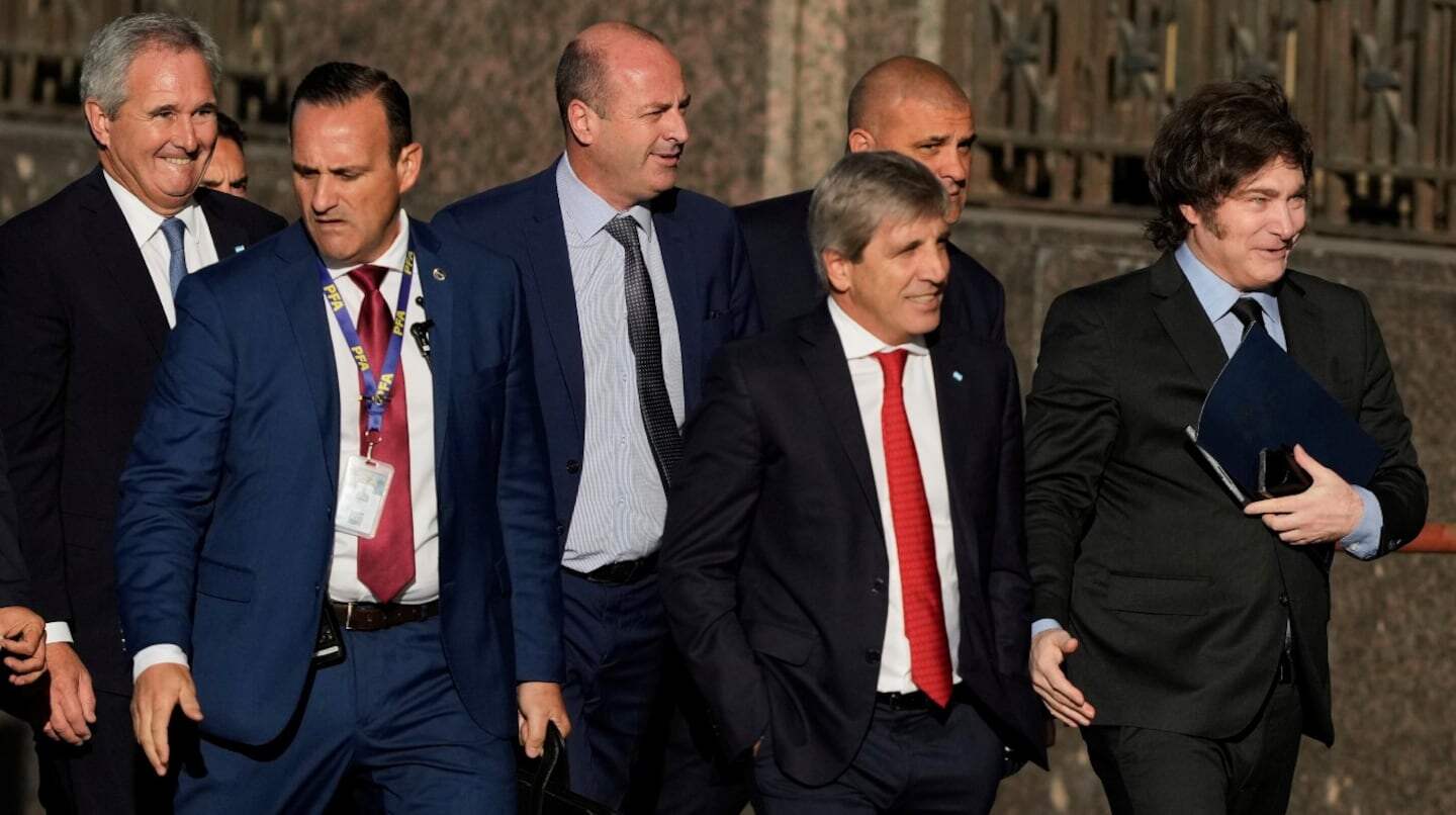 Grupo de funcionarios del Gobierno argentino caminando juntos en un evento oficial