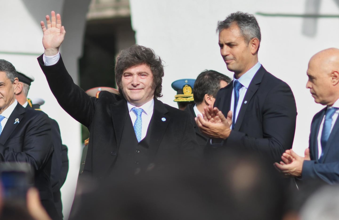 Javier Milei saluda durante un evento oficial con su equipo de gobierno