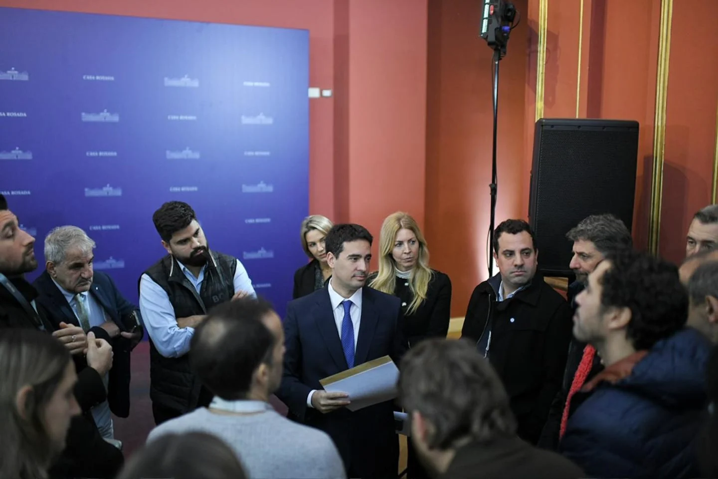 Adrián Ravier, nuevo vocero del Gobierno argentino, en una conferencia de prensa con periodistas