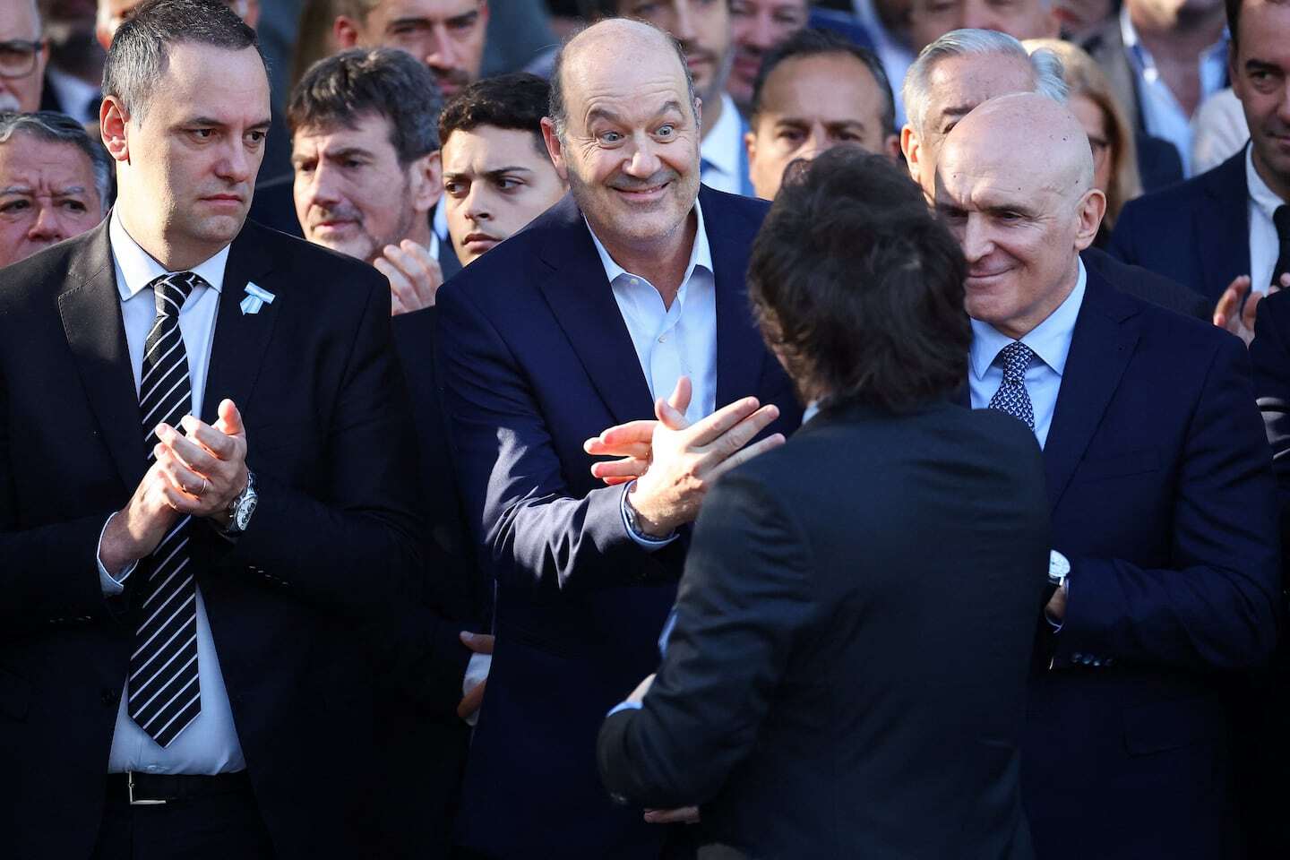 Funcionarios del Gobierno aplauden durante un anuncio económico en la Casa Rosada