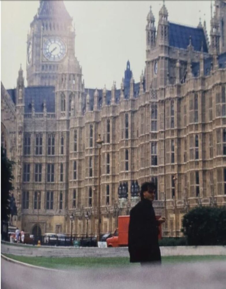 Un hombre de pie frente al Palacio de Westminster en Londres