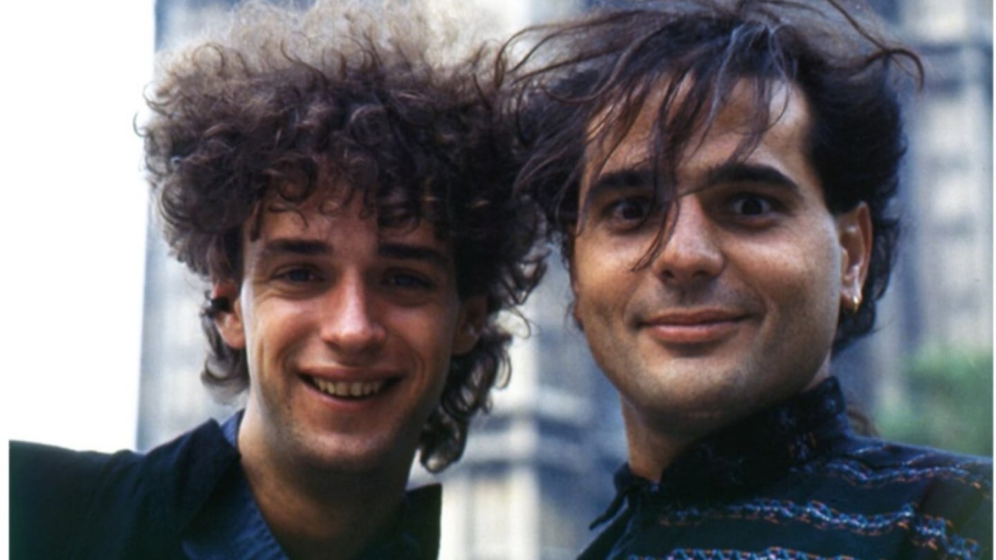 Dos miembros de Soda Stereo sonriendo frente a un fondo urbano en Londres