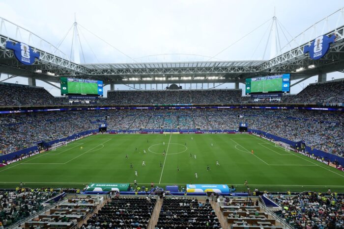 Vista panorámica del Hard Rock Stadium durante un partido de fútbol con gran afluencia de público