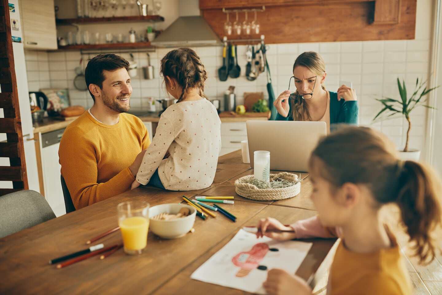 Familia en un hogar adaptado, interactuando y trabajando en actividades creativas