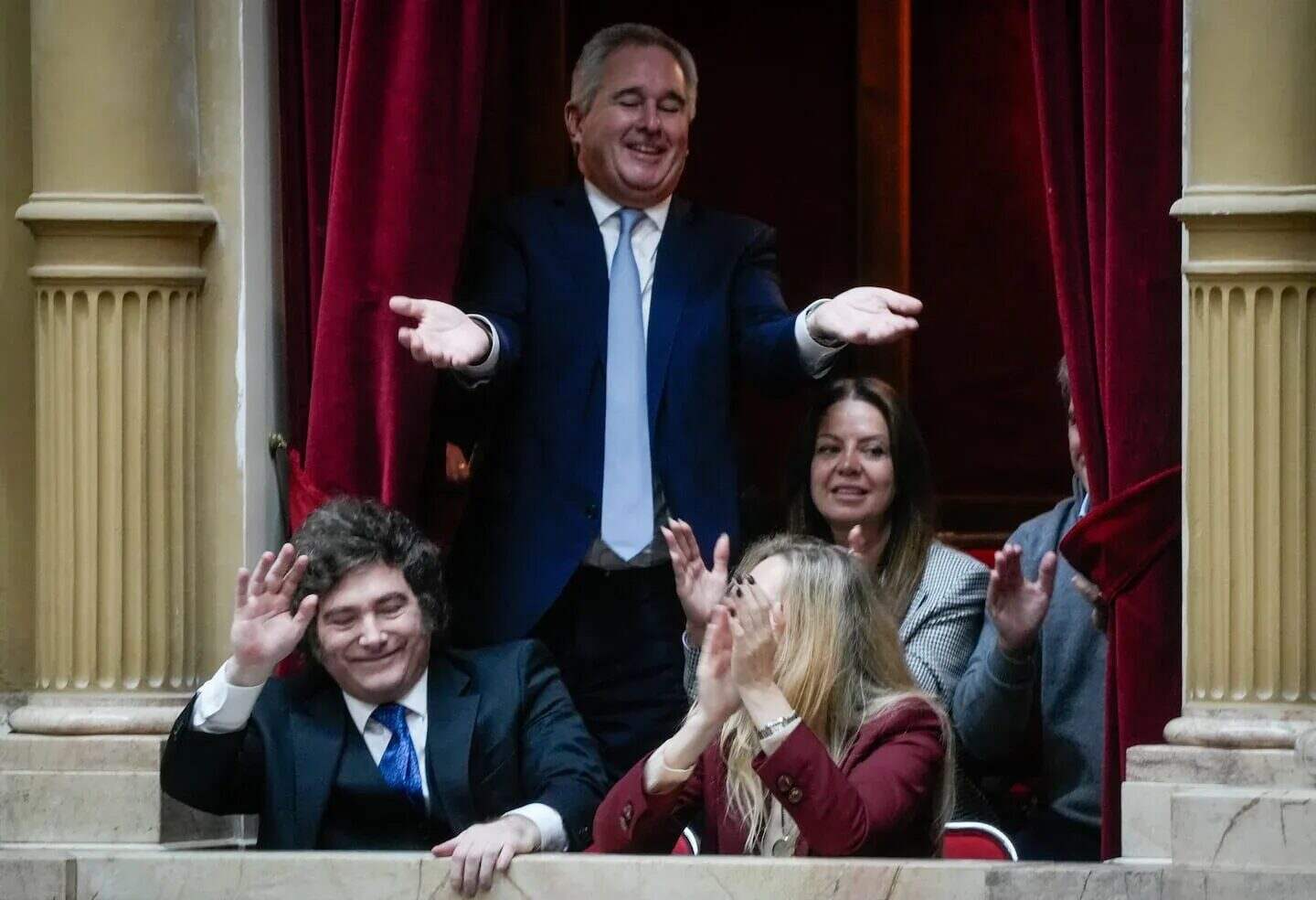 Javier Milei y otros miembros del Gabinete argentino en el Senado durante una sesión