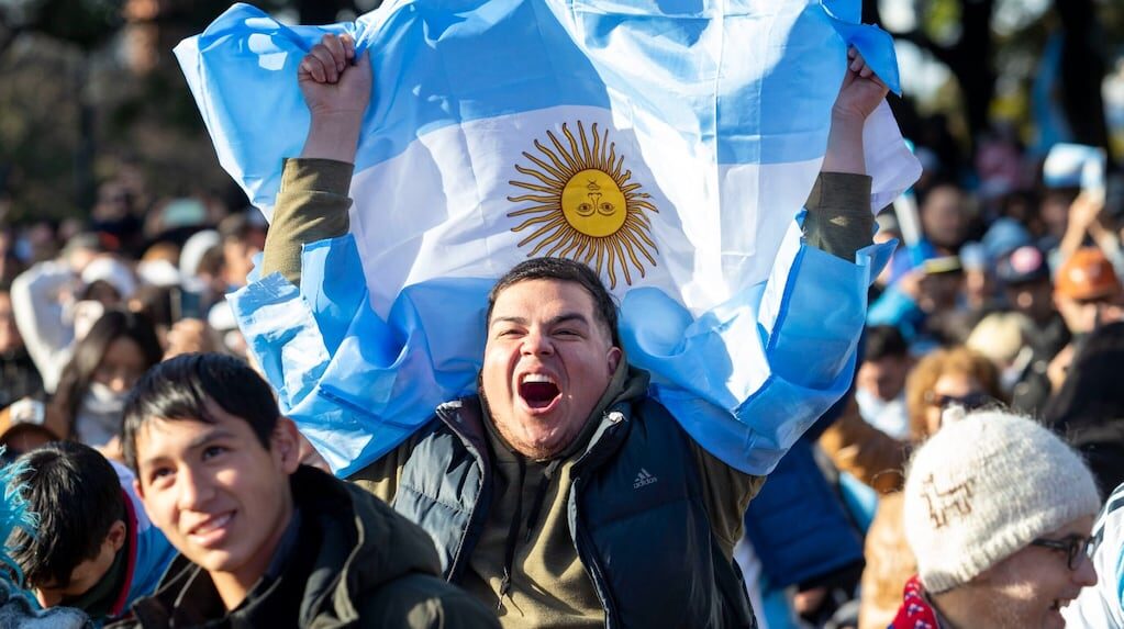Hinchas argentinos celebrando en un partido del Mundial
