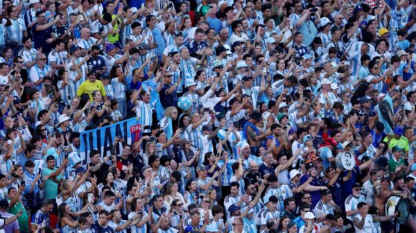 Multitud de aficionados argentinos animando en un estadio durante el Mundial