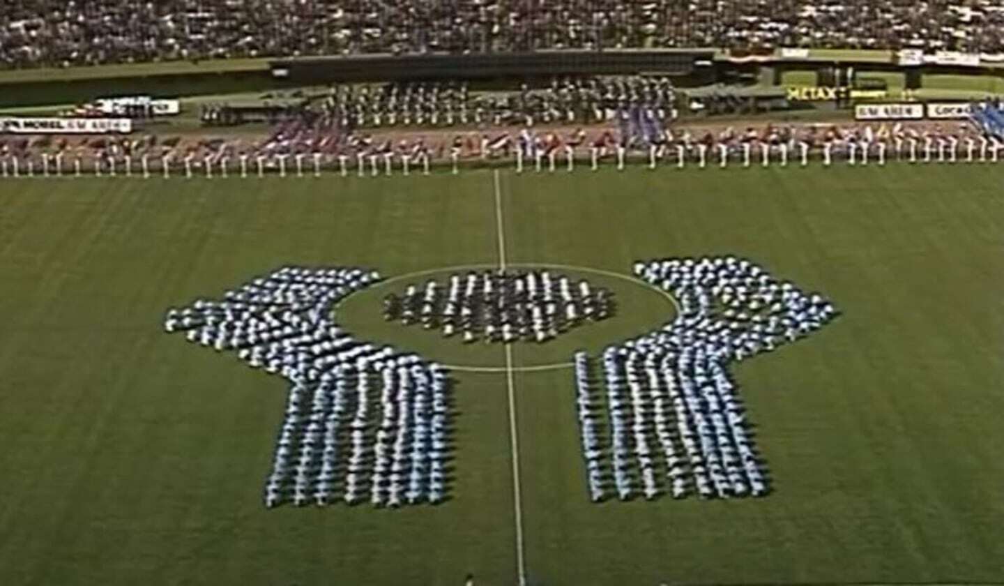 Representación artística en el campo de fútbol durante la celebración del Mundial '78 en Argentina