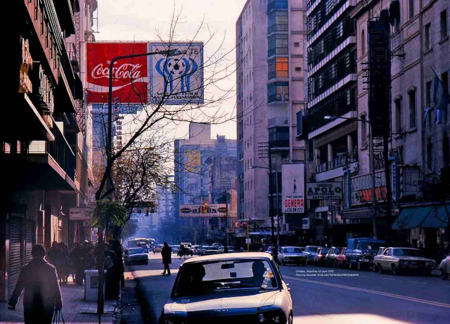 Calle de Buenos Aires con cartel del Mundial '78 y coches antiguos