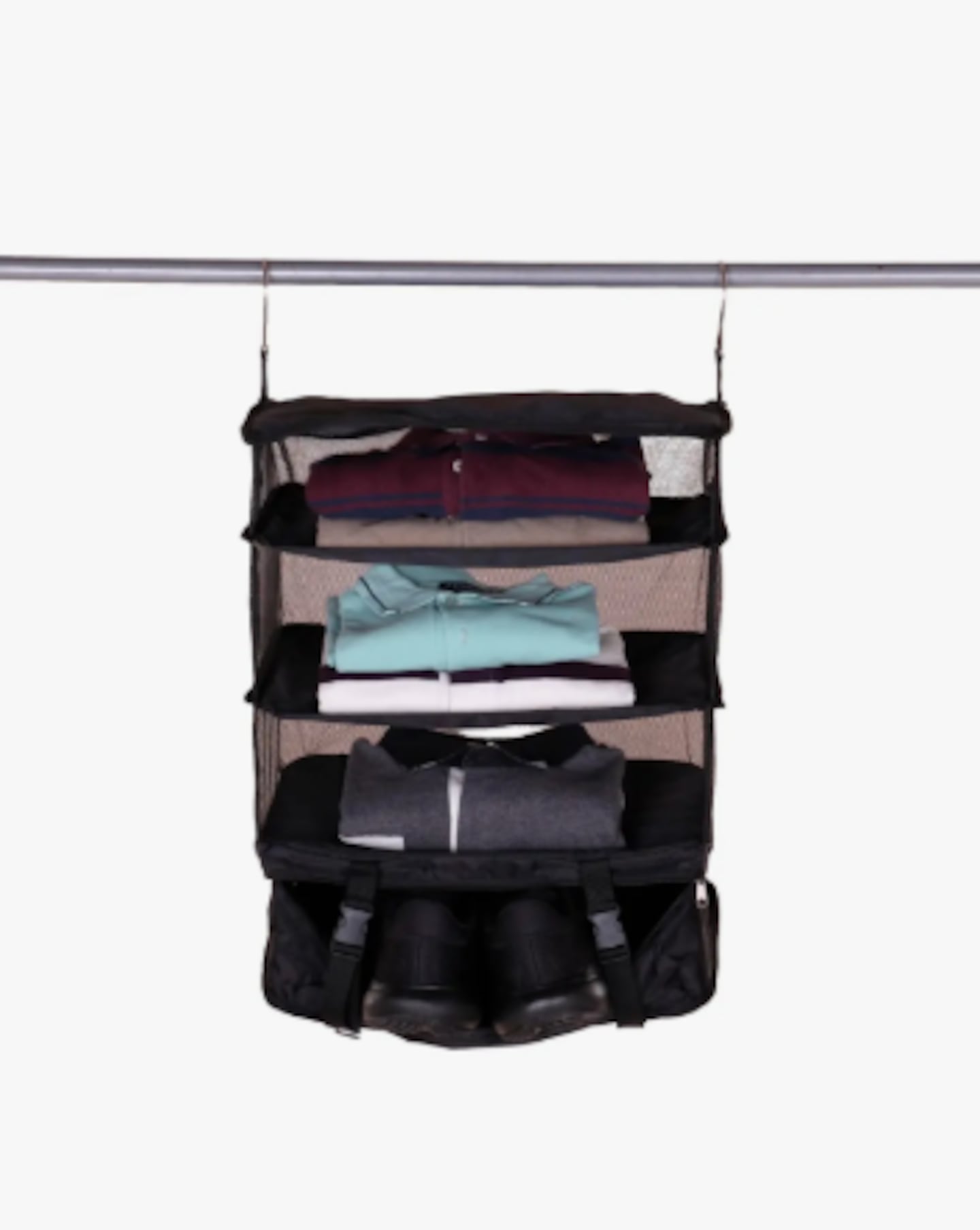 Organizador de equipaje con ropa doblada en estantes