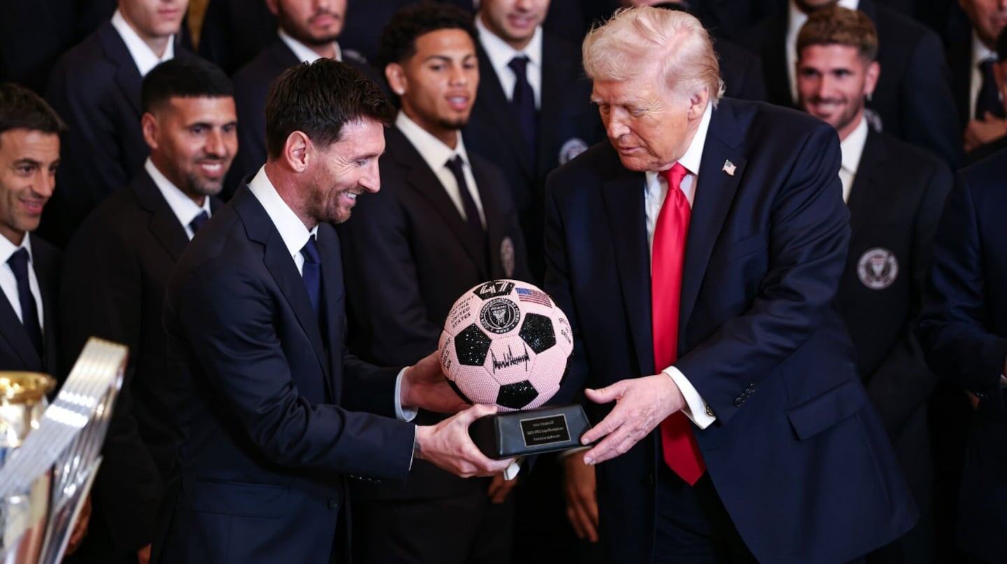 Lionel Messi recibe un balón de fútbol de Donald Trump en un evento oficial