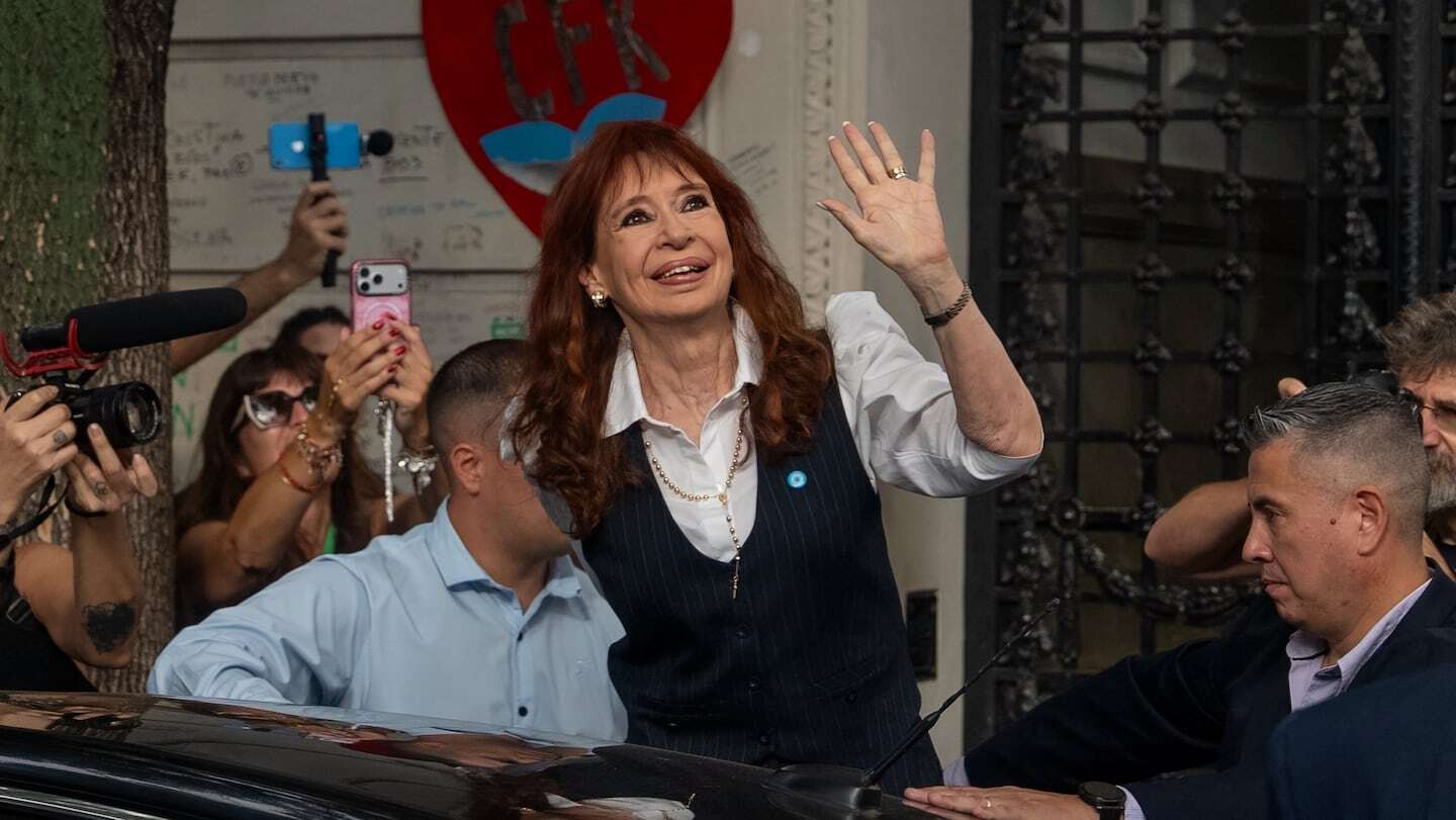 Cristina Fernández de Kirchner saludando a sus seguidores en un evento público