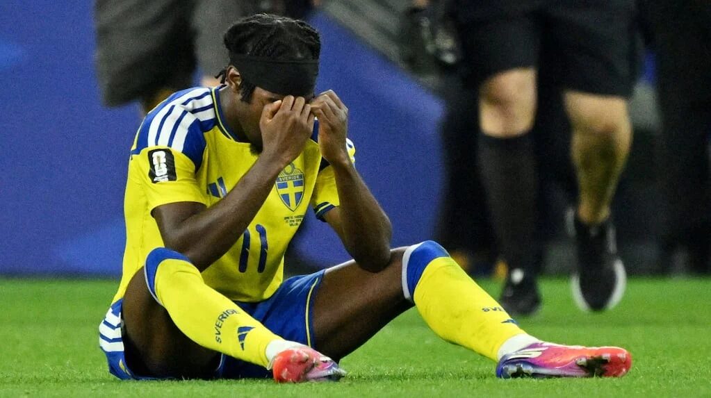 Anthony Elanga llorando tras el partido entre Suecia y Japón