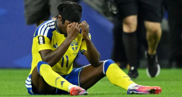 Anthony Elanga llorando tras el partido entre Suecia y Japón