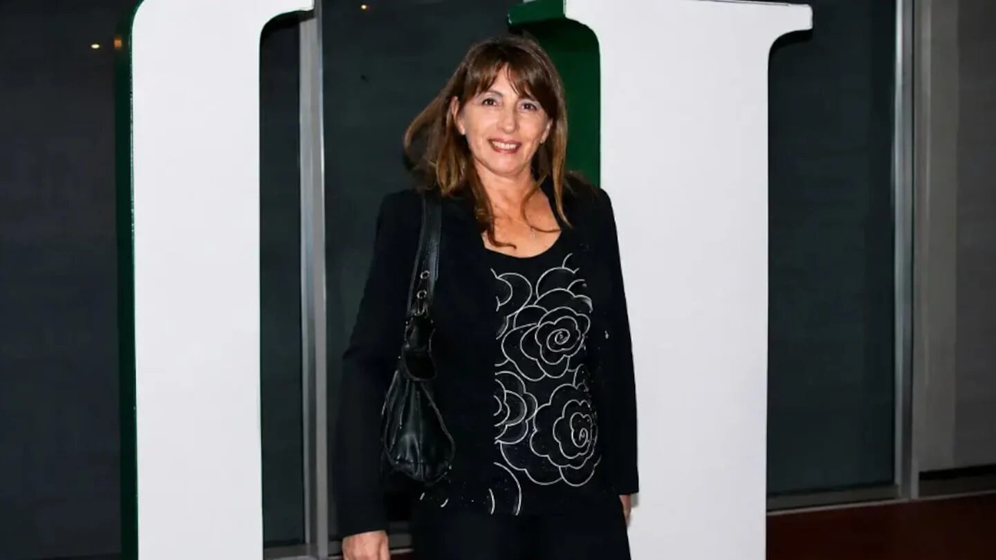 Graciela Martínez posando en un evento social con una blusa negra decorada