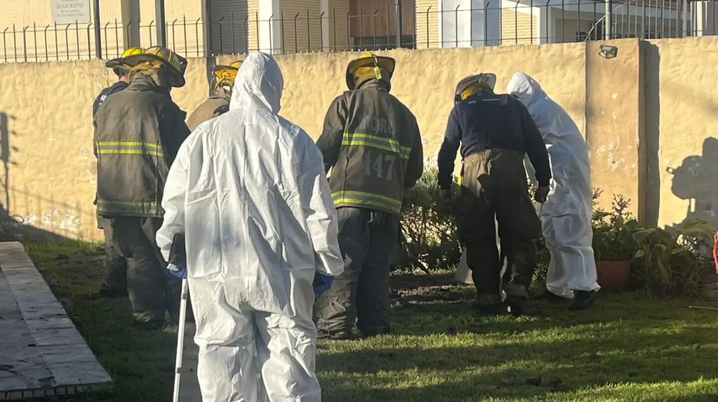 Investigadores y bomberos en el jardín de una casa en Castelar, buscando evidencias del crimen de Graciela Martínez