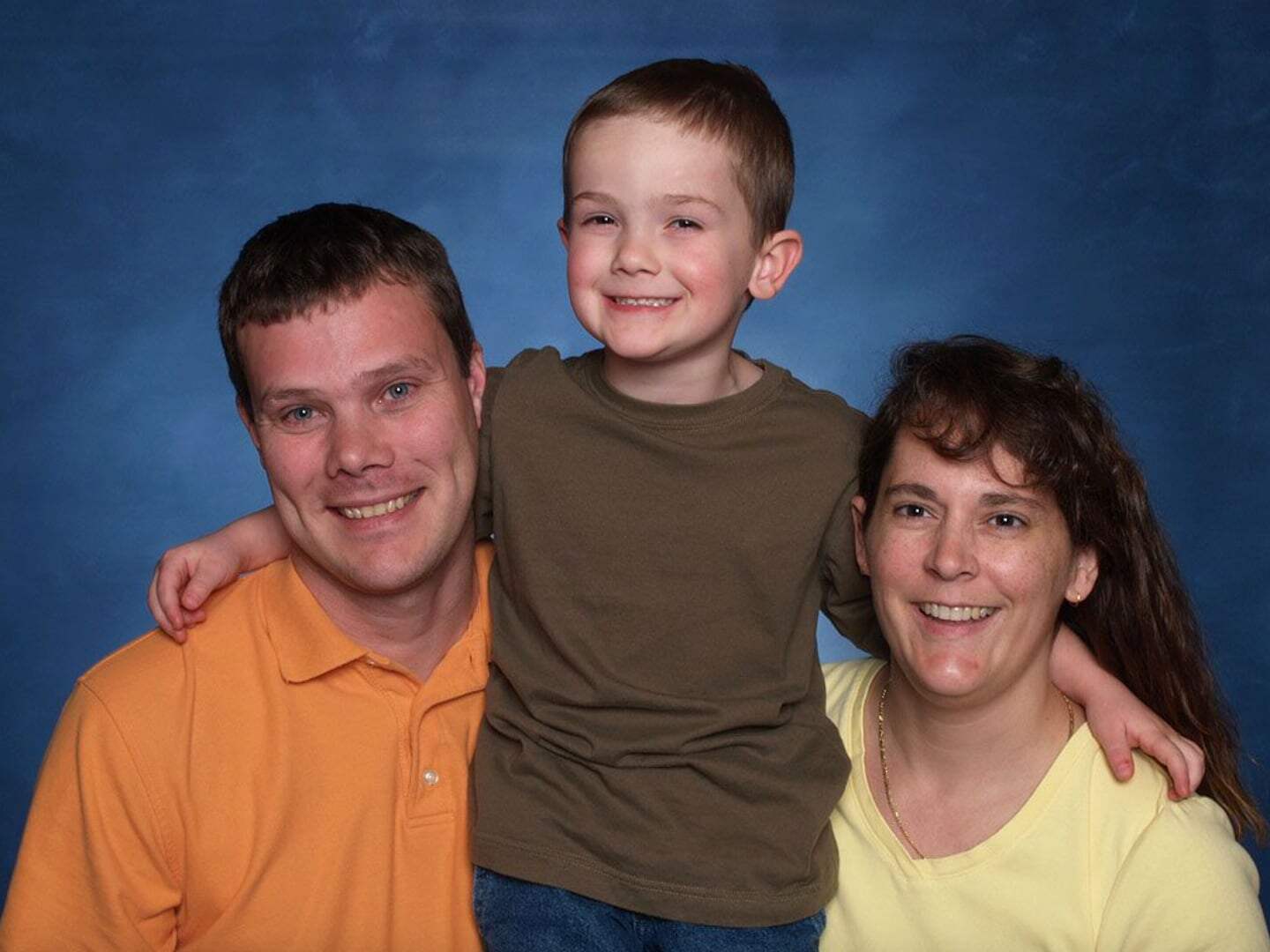 Timmothy Pitzen con sus padres en una fotografía familiar
